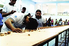 (Vidéo) 155 noix cassées avec la tête en une minute, qui dit mieux ? (Vidéo) 155 noix cassées avec la tête en une minute, qui dit mieux ?